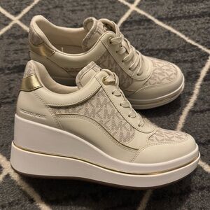 Michael Kors Emmy Wedge Trainer Sneakers vanilla signature w/gold accents size 6
